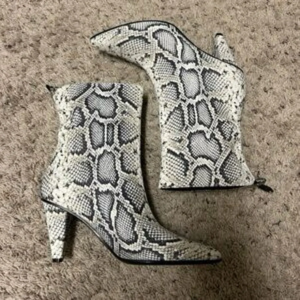 Longchamp Black and White Heeled Boots with Snakeskin Pattern - Picture 1 of 10